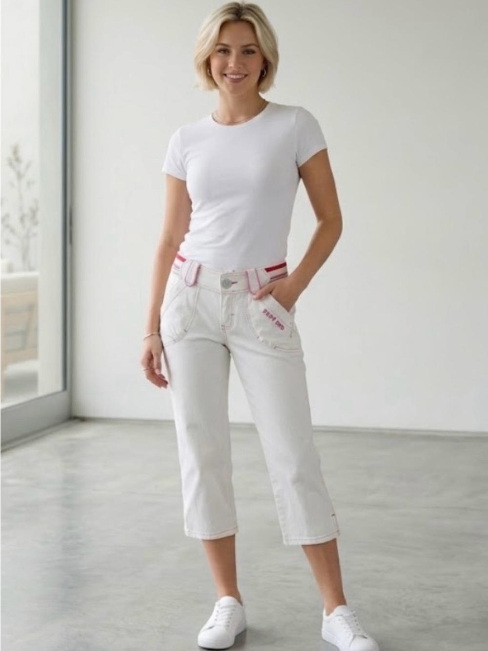 🔴 Women's White Cropped Jeans with Pink Accent-S
